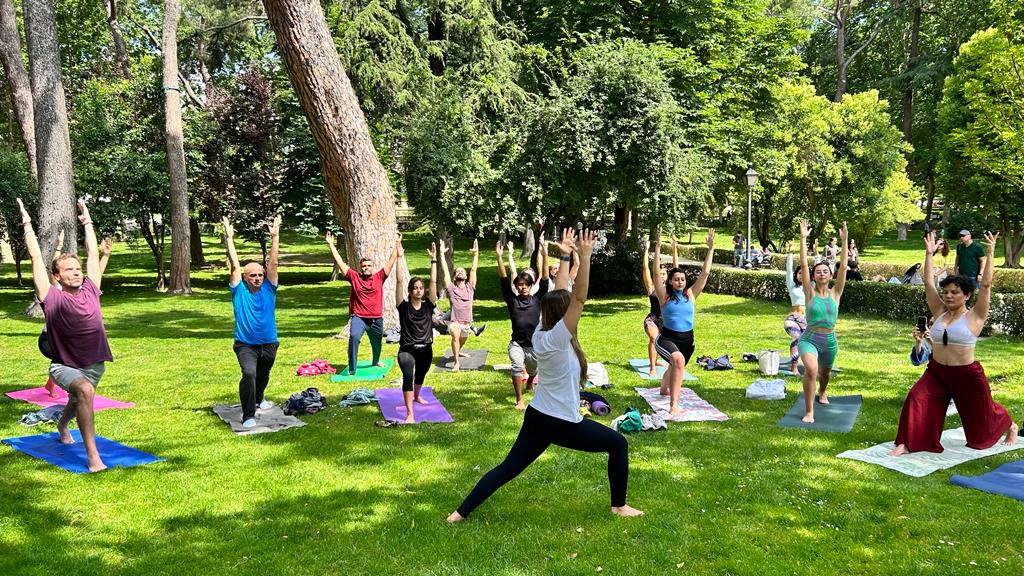 IndiainSpain's tweet photo. ¡Preparándonos para celebrar el #DíaInternacionalDelYoga2023! 🇮🇳🇪🇦

Vistazos de la Clase de #Yoga Gratis #4 celebrada en El Parque del Retiro, Madrid. Fue una sesión por Yoga Home. https://t.co/KeMKSKDupm