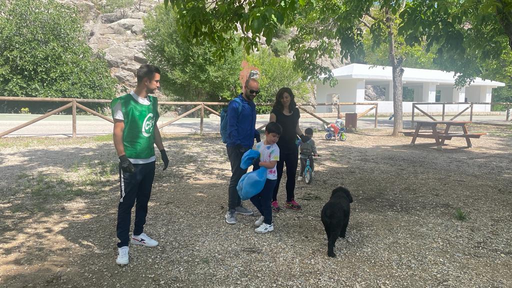 Jaen_CSIF's tweet image. 🏞️Mañana se celebra el Día Mundial por el Medio Ambiente y @CSIFnacional ha participado en el #proyectoLIBERA
🟢Algunos miembros y simpatizantes de CSIF #Jaén han estado este fin de semana por las inmediaciones de la vía verde de Jabalcuz recogiendo basura

#Libera1m2 #basuraleza