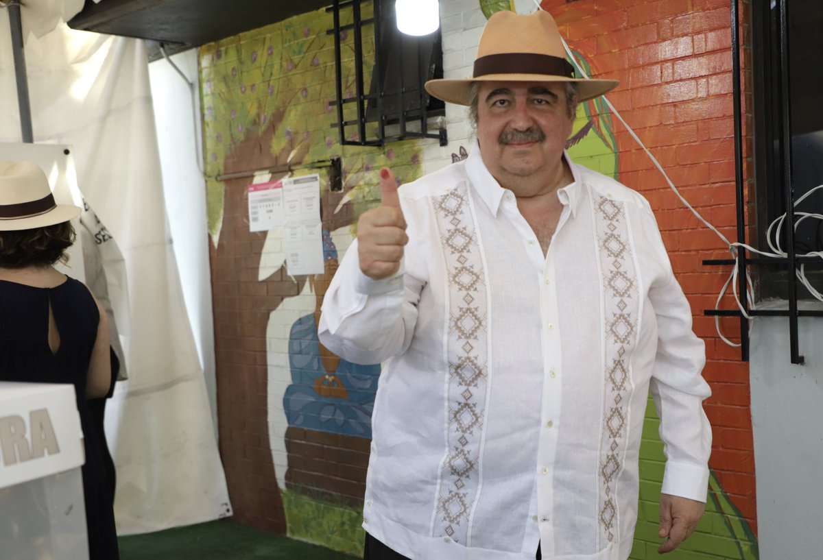 PJEdomex's tweet photo. Dando ejemplo de participación ciudadana, el Presidente del Tribunal Superior de Justicia del Estado de México, @MagdoSodi ejerció su derecho al voto, y lo hizo acompañado de su familia.

🗳️ En Huixquilucan. https://t.co/iXCK08LcEI