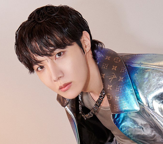 WORLDMUSICAWARD's tweet photo. #jhope aka #Hobi joined #BTS 10 years ago today! He is not only a hugely talented singer and performer but also a top producer, and has been writing songs since 13 with 136 credits with the KOMCA! He is the most followed Kpop Male Soloist on Spotify and the most loved member within the group for his kind nature, adorable smile and loving personality. Happy 10th Anniversary to sweet Hobi! 👏👨‍🎤🎂🔟🔥👑💜
#10YearsWithjhope
10 YEARS WITH HOPE