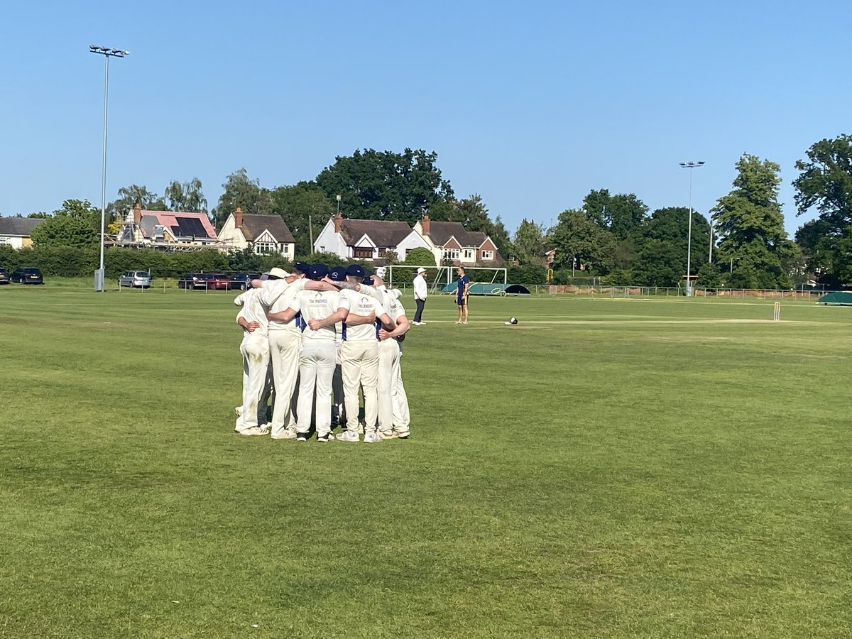 Watching the Bears <a href="/EandBCC/">Emmbrook & Bearwood CC</a> 🐻 in the Village Cup. It’s gonna be a close finish!! #Cricket