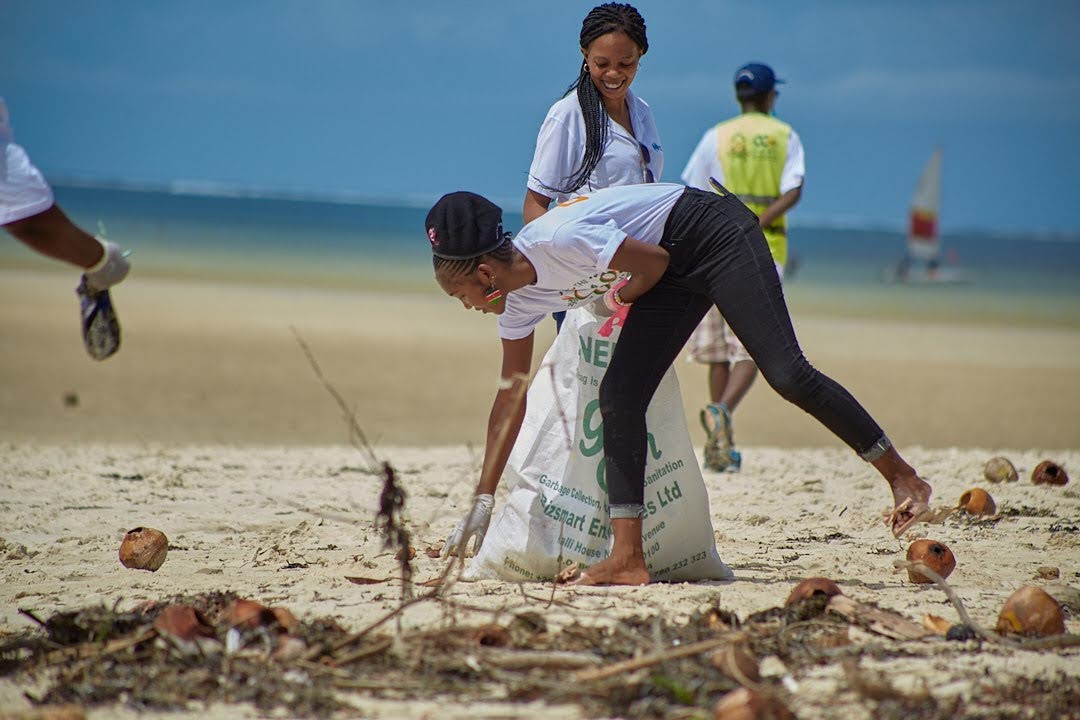 RAFIKIPEPS's tweet photo. Ahead of #WorldEnvironmentDay2023 rafiki peps and saving mother earth jointly held a beach clean up aimed towards #BeatPlasticPollution. Thanks to our sponsors @gogreenmombasa @MombasaCement @001launderers @kenyabay @zomecologistics @mmmflour @handinhandint @masheastafrica https://t.co/zykNCPMHMU