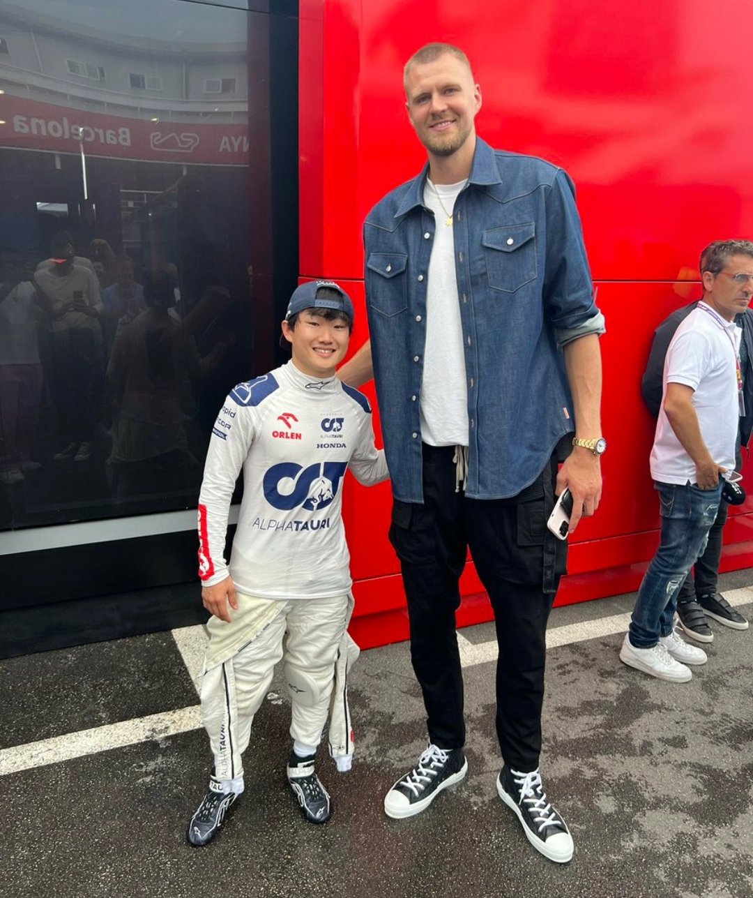 Blog Fórmula 1 on X: Yuki Tsunoda e o jogador de basquete Kristaps  Porzingis, de 2,21m de altura.  / X