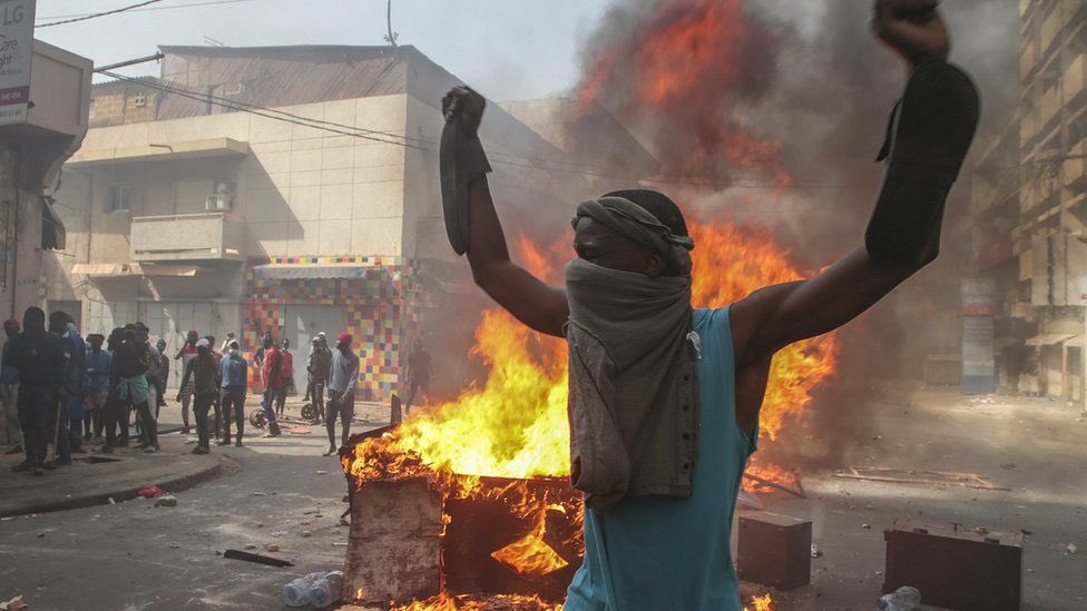 🚨اندلاع أعمال شغب عنيفة في السنغال، والحكومة تقطع الإنترنت في البلاد.