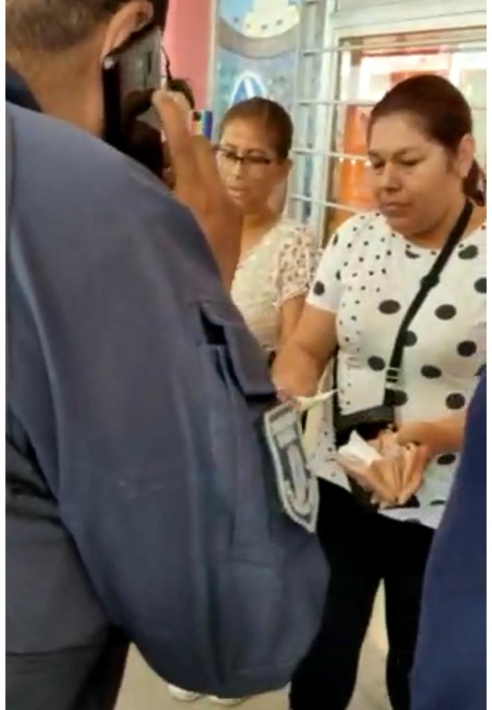 anaterearanda's tweet photo. La operación de compra de votos por parte del PT en el municipio de  Tecamac a todo lo que da.

 Policías estatales acuden al Jardín de niños Manuel Tolsa y la primaria Octavio Paz; en la casilla 4228 detienen en flagrancia a 2 personas del sexo femenino, quienes sin rubor  1/2 https://t.co/R5A3eTDcJc