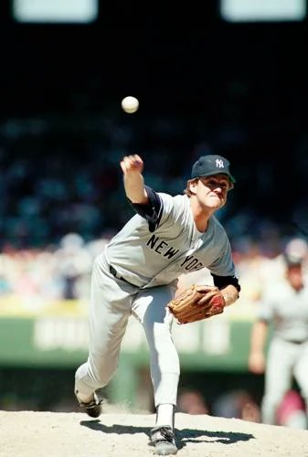 Chuck Garfien auf X: „In 1976, White Sox players held a beer stacking contest before a game in shorts. Oh, the 70's. / X