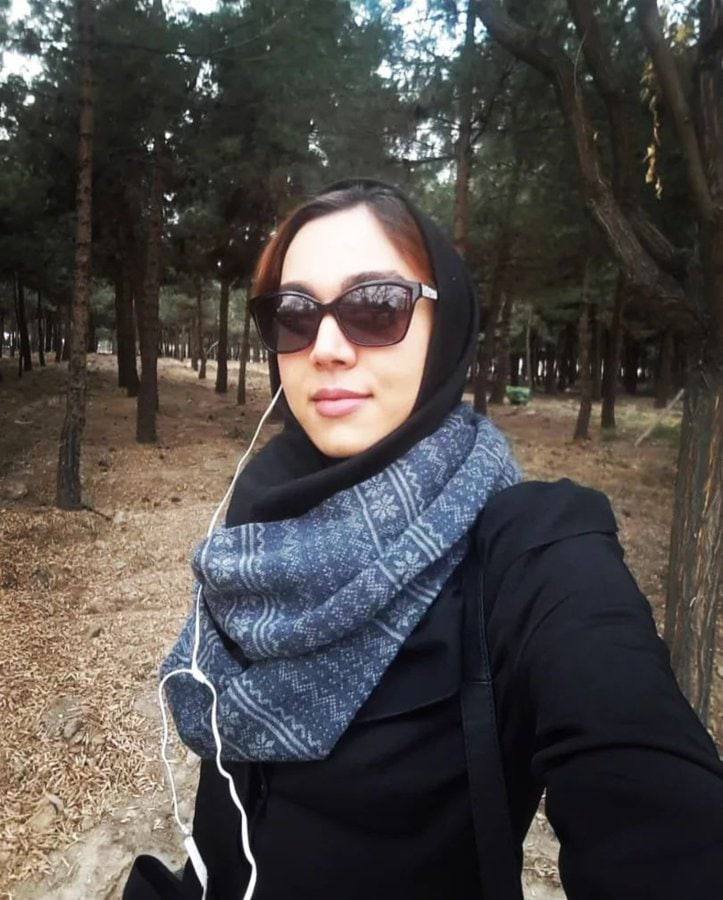 behzadm75's tweet photo. #مریم_آروین، ۲۸ ساله دکترای وکالت، به دلیل دفاع از نوجوانی که به محاربه محکوم شده بود با قاضی درگیری لفظی پیدا کرد، پس از آن بازداشت و چند روز پس از آزادی از زندان درگذشت! قاضی پس از آزادی به او گفته بود: «بدبخت تو مردی خودت خبر نداری!»
(۱) https://t.co/0FzOYhIvq5
