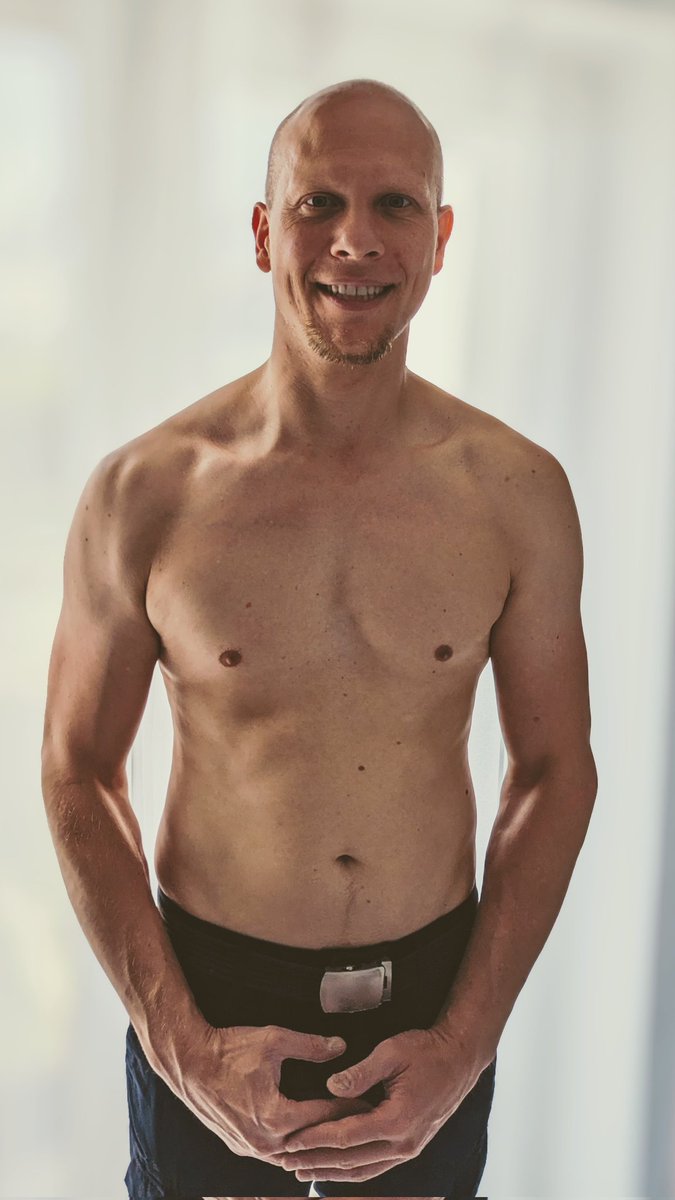 Woche 13 - Das Training ist inzwischen Routine geworden und die Veränderung ist auch direkt sichtbar. 3-4 mal Krafttraining &amp; 1 mal Joggen. Ernährungstechnisch Versuche ich weiter die 2g Proteine pro Kilo täglich zu erreichen. #Fitness #Mittagspause