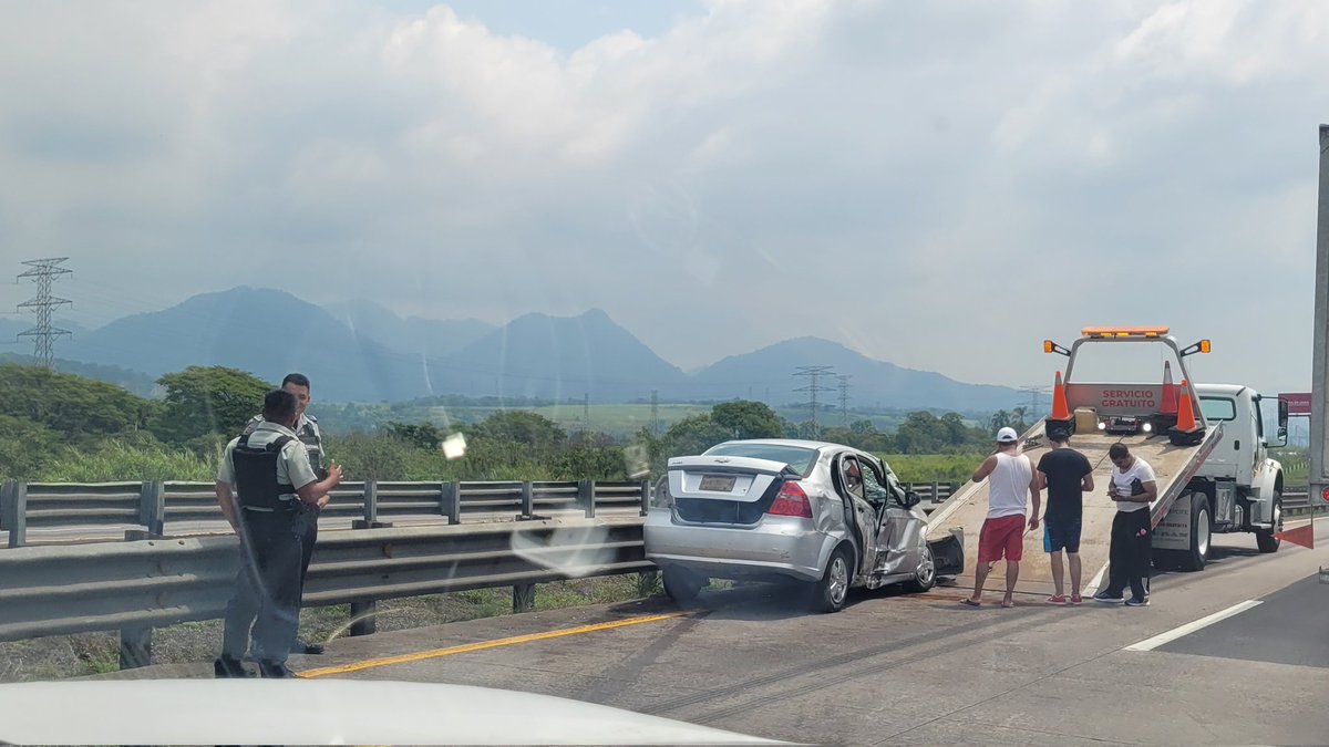 God_bless_you1's tweet photo. #Accidente en el #km279 en la #150D ya abanderado por @GN_Carreteras de norte a sur, el carril de baja es el bueno....con precaución @KarlaDaH @Thermokineros @Autobuseros5 https://t.co/gFjLatfLIQ