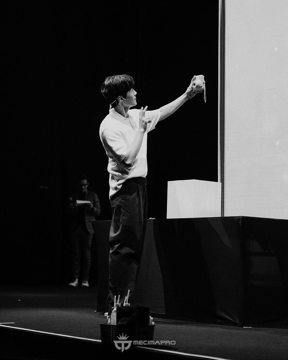 seonhohohorayyy's tweet photo. Black and white surely hit different https://t.co/VXzV5msCF1