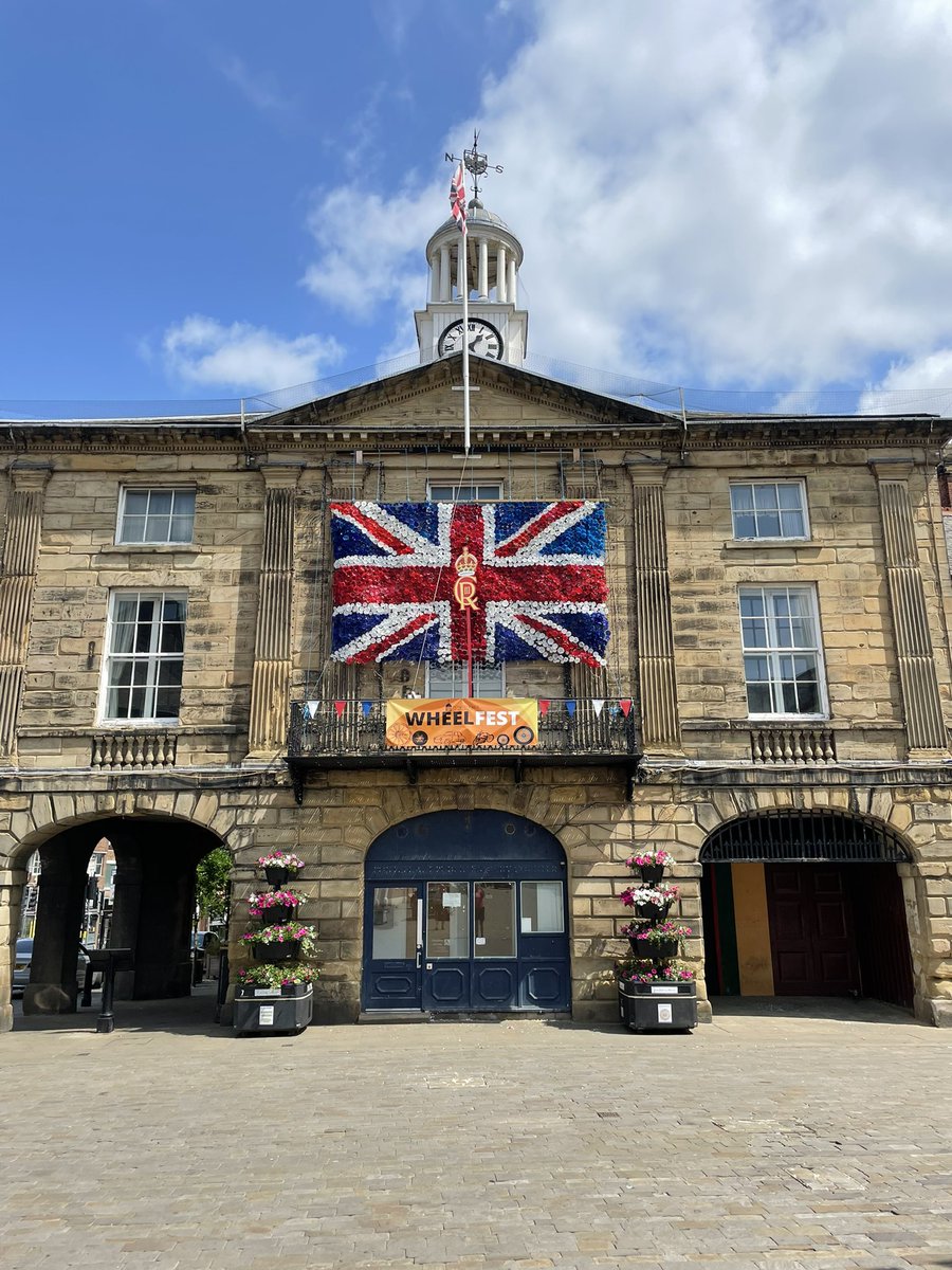 pontefractinbl1's tweet photo. Getting our planters into place, ready for @PontefractCivic #Wheelfest πππ»on 10 June, with lots more events to come in #Pontefract this summer ππ‘ππ¬π° π€© πΆ π Check out @Expwakefield for more details https://t.co/2vkADgLEAR