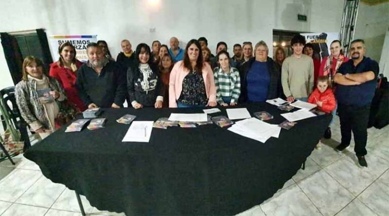 📌Andrea Coronel ya coordina la fiscalización para las elecciones

centraldenoticias.com.ar/index.php/2023…

La dirigente agradeció a quienes dieron su apoyo y reafirmó su compromiso de proponer “una alternativa de ciudad pensada para todos”.
