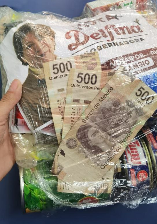 NotiRealesmx1's tweet photo. @Rafaherrera1983 @AlejandraDMV @TEPJF_informa @AccionNacional @delfinagomeza @PartidoMorenaMx @MorenaEdomex23 @CitlaHM ¡Aguas con esto! La rata de Delfina anda comprando votos, lo bueno es que los mexiquenses no quieren a MORENA y no ganarán. https://t.co/GfKNzTqdKy