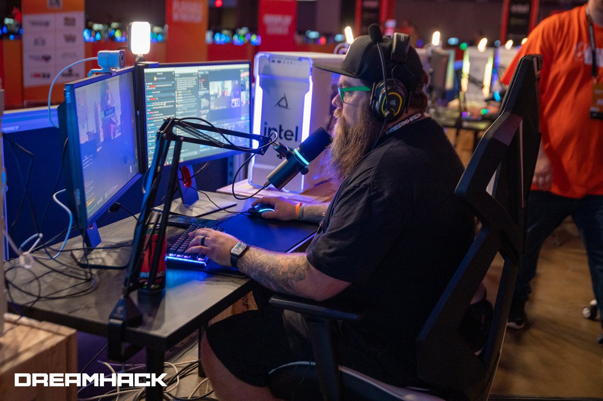 No keyboard, no problem! Our official keyboard sponsor of the Freeplay and Creator Hub , @KinesisGaming, got us! It's been fun at #DHDallas! 💪⌨️