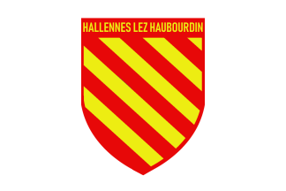 À Hallennes-lez-Haubourdin (59), un drapeau blanc avec les armoiries, surmontées d'un cartouche portant le nom de la commune : shorturl.at/hCNR2