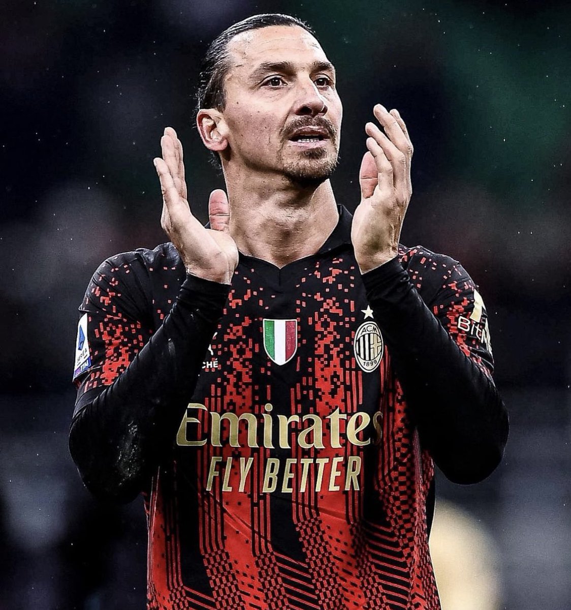 CuriosidadesEU's tweet photo. Ibrahimovic: "A realidade é que vou jogar até ver que alguém é melhor do que eu, então continuo jogando".

Hoje, ele parou de jogar. 👀 https://t.co/ZYTEhcOmSX
