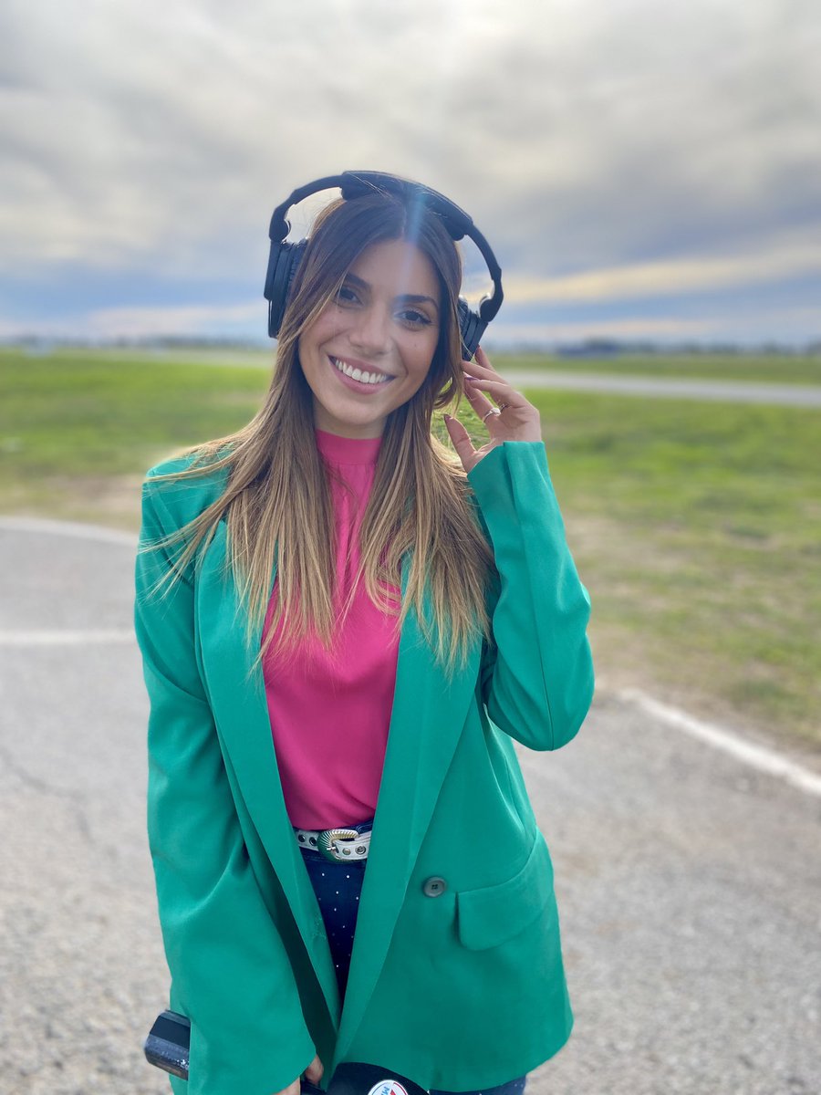 macununez's tweet photo. Amo los colores, se nota? 😂
Mi look de domingo de autódromo 
 @ dionisia.oficial 💗🏁
Y un zoom aparte a esos brillosss 😱✨✨✨
.
.
.
.
.
@actcargentina https://t.co/7UyecCvmK8
