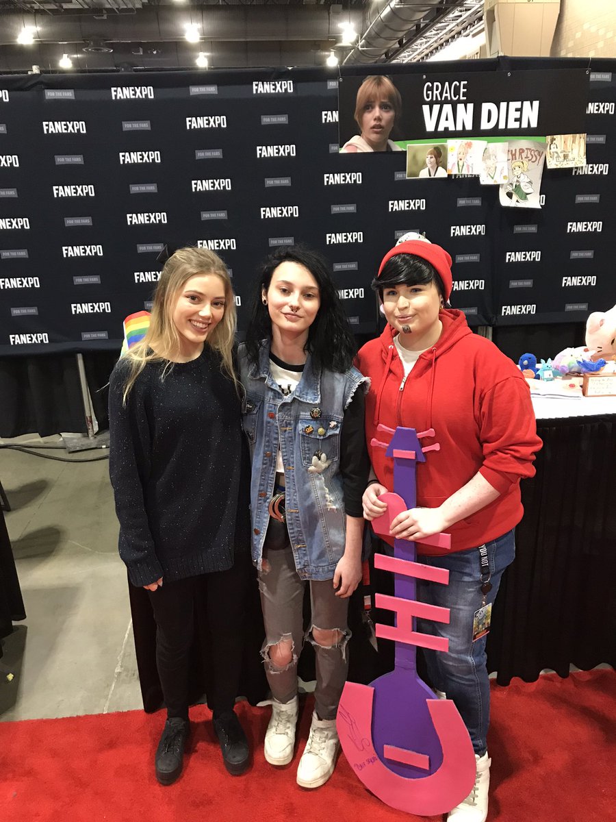 cha0tic666's tweet photo. @FANEXPOPhilly made me cry (happy tears), meeting #JosephQuinn and @GraceVanDien 😭🖤 https://t.co/LfHoW1pPNO