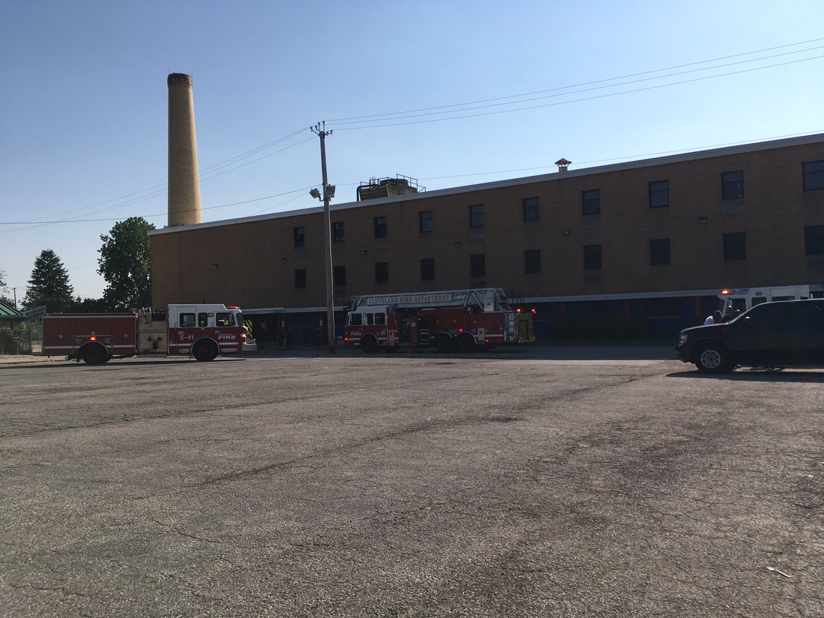shockingguy's tweet photo. Suspicious fire at the old JFK high school on Harvard
#clevelandfire
#fire #suspicious #suspiciousfire https://t.co/F3RZpn9YlP