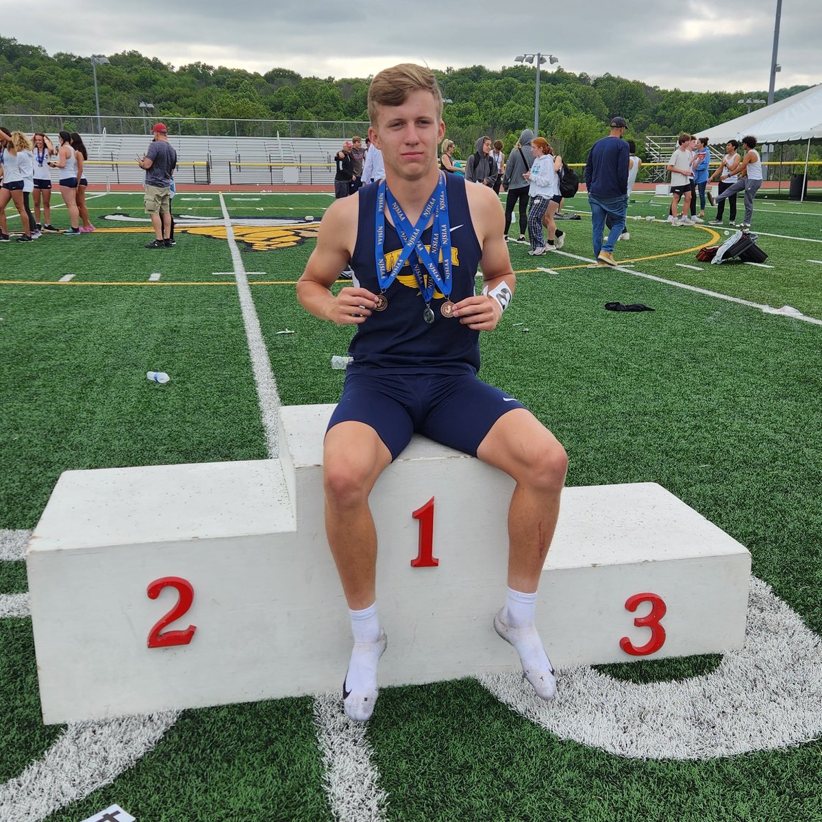 Big weekend for Zack Mountain, 3rd in LJ (21'5) 5th in HJ and Anchored 2nd place 4x400 (3:27.66 50.44 split) @vthsathletics @VernonTwpSD @dailyrecordspts @NJHSports