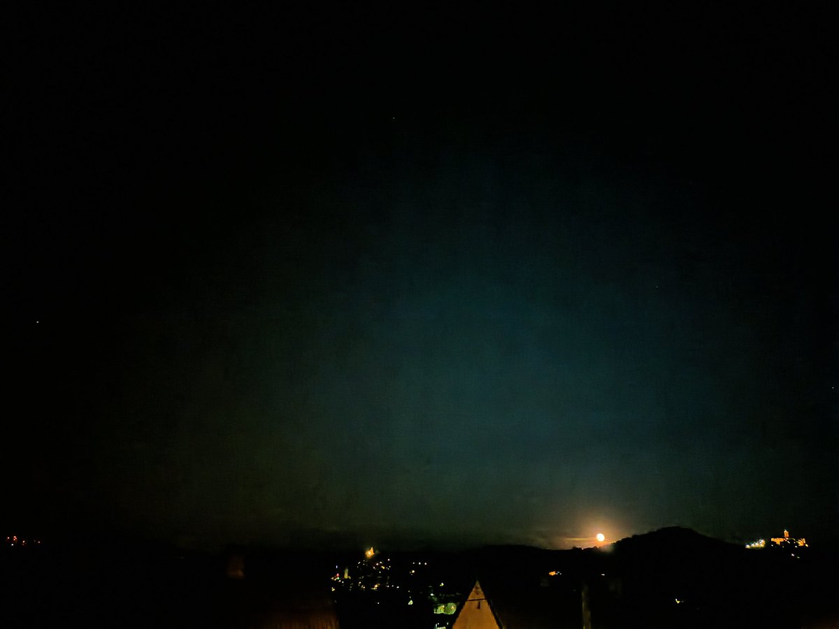 kristallnaach's tweet photo. #Mond #VollMond🌕#Wartburg-Stadt
#Mondaufgang 🌔 ..und ganz links im
4.Bild sieht man die 🌟 #Vega #Wega
aus dem #Sternbild✨️#Leier recht gut.. https://t.co/AMGN0eti8I