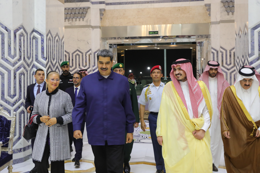 #EsNoticia 📰 | Presidente @NicolasMaduro inicia visita oficial en Arabia Saudita goo.su/nCh5U