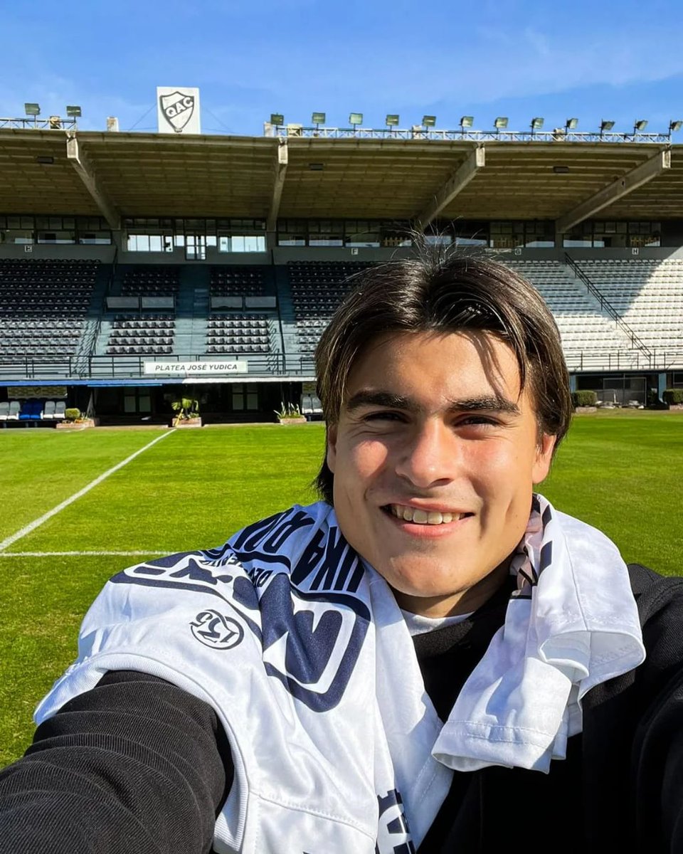 PlanetaCervece1's tweet photo. Luka Romero se hizo presente este sábado en el Centenario y en el predio de Alsina y Lora.

Los dirigentes del club le hicieron entrega de una camiseta del club con la 16 en la espalda y su nombre.

#VamosQuilmes #Afa #LukaRomero https://t.co/8m3ceGB2wj