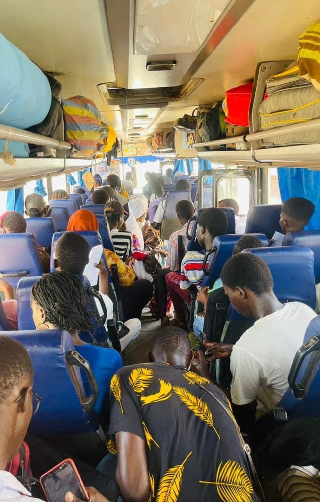 sophiagueye2's tweet photo. Bonsoir la famille je viens de rentrer Grâce à vous et vos dons plus de 467 étudiants sont rentrés chez eux . 3 bus  Bambey saint Louis 
2 Bambey thies et dakar 
3 cars Bambey kaolack 
10 voitures ont quitté bambey aujourd’hui des bus et cars de 60 et 40 places .👇🏾🙂 https://t.co/R4nBXJnAUI