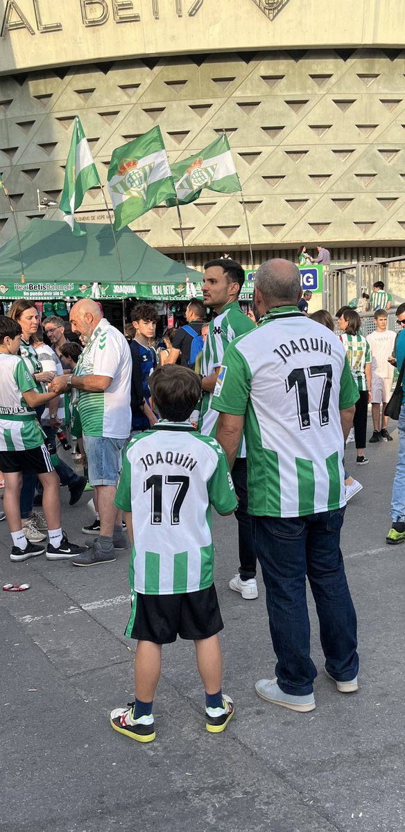 josedomingo77's tweet photo. Todas las sensaciones encontradas hoy en el Villamarín.
Último partido de una leyenda del
fútbol, una de las 13 barras del escudo: Don Joaquín Sánchez.
¡¡HASTA SIEMPRE CAP17ÁN!!
Se acaba tu fútbol, pero continúa tu leyenda…
#Betis #CAP17AN #TheLastDance https://t.co/e984BL4DST