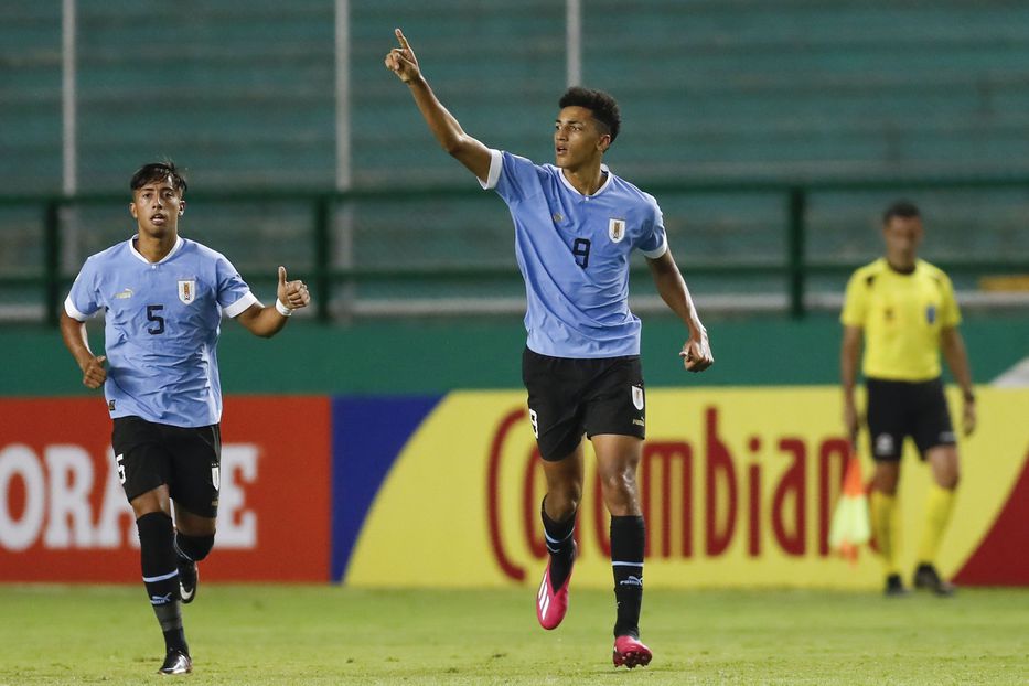 Pensas en Alvarito Rodriguez, que hizo todo el sudamericano, clasificó al mundial y hoy no le permiten estar acá. Y la tristeza que debe tener hermano. 

Es hora de que la @fifaworldcup_es se deje de idioteces y obligue a los clubes que sedan a los pibes a UN MUNDIAL sub 20.