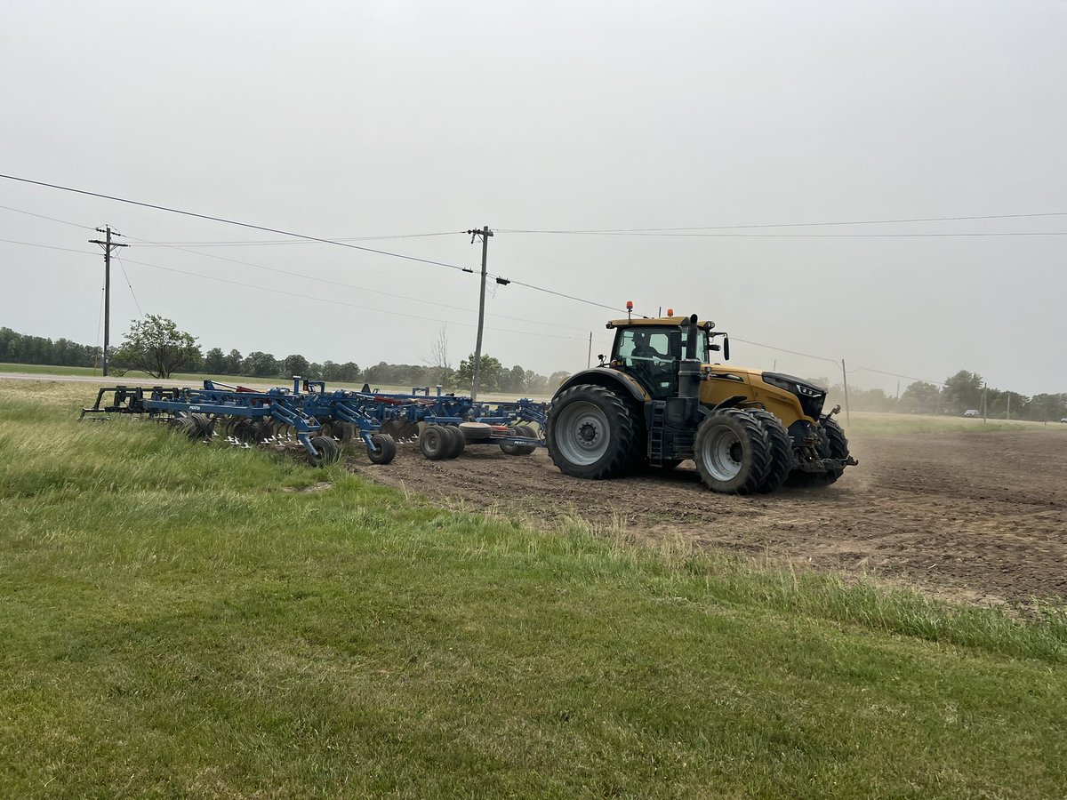 DJWassenaar's tweet photo. Getting dry out there 🙏🌧️ We planted organic beans and black turtle beans on this farm. Cultivate, pack and plant same day!!! Save what moisture we can while killing weeds 🤙🙏 https://t.co/AsOA1RPAYs