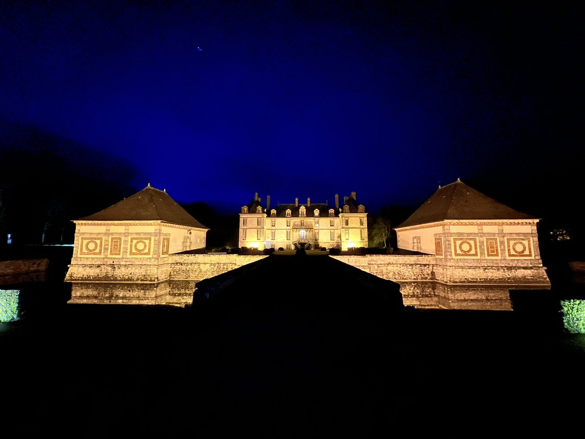 ARareLookPhoto's tweet photo. @DailyPicTheme2 “Enchantment” #France #Château #Luxury #Night https://t.co/PKVZ3VzjYy