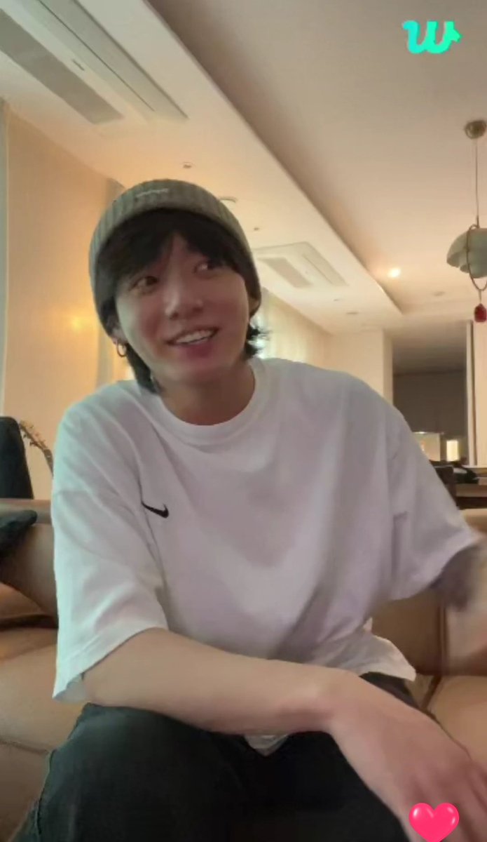 Ceci_Kookmin_YT's tweet image. Este día tuvimos actualización del #JIKOOK 💙💛 ¿Se puede ser más feliz?