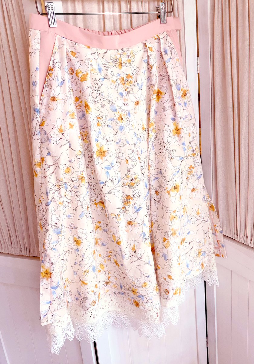 完成しました⭐️スリットからレースがチラ見えするちょっと贅沢なフレアパンツ🫣ウエストは伸縮します。 https://t.co/eJMMHPDTMx