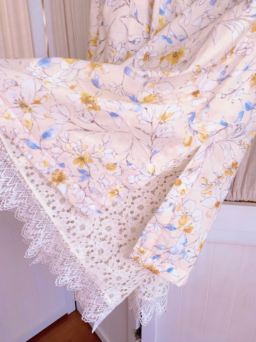 完成しました⭐️スリットからレースがチラ見えするちょっと贅沢なフレアパンツ🫣ウエストは伸縮します。 https://t.co/eJMMHPDTMx