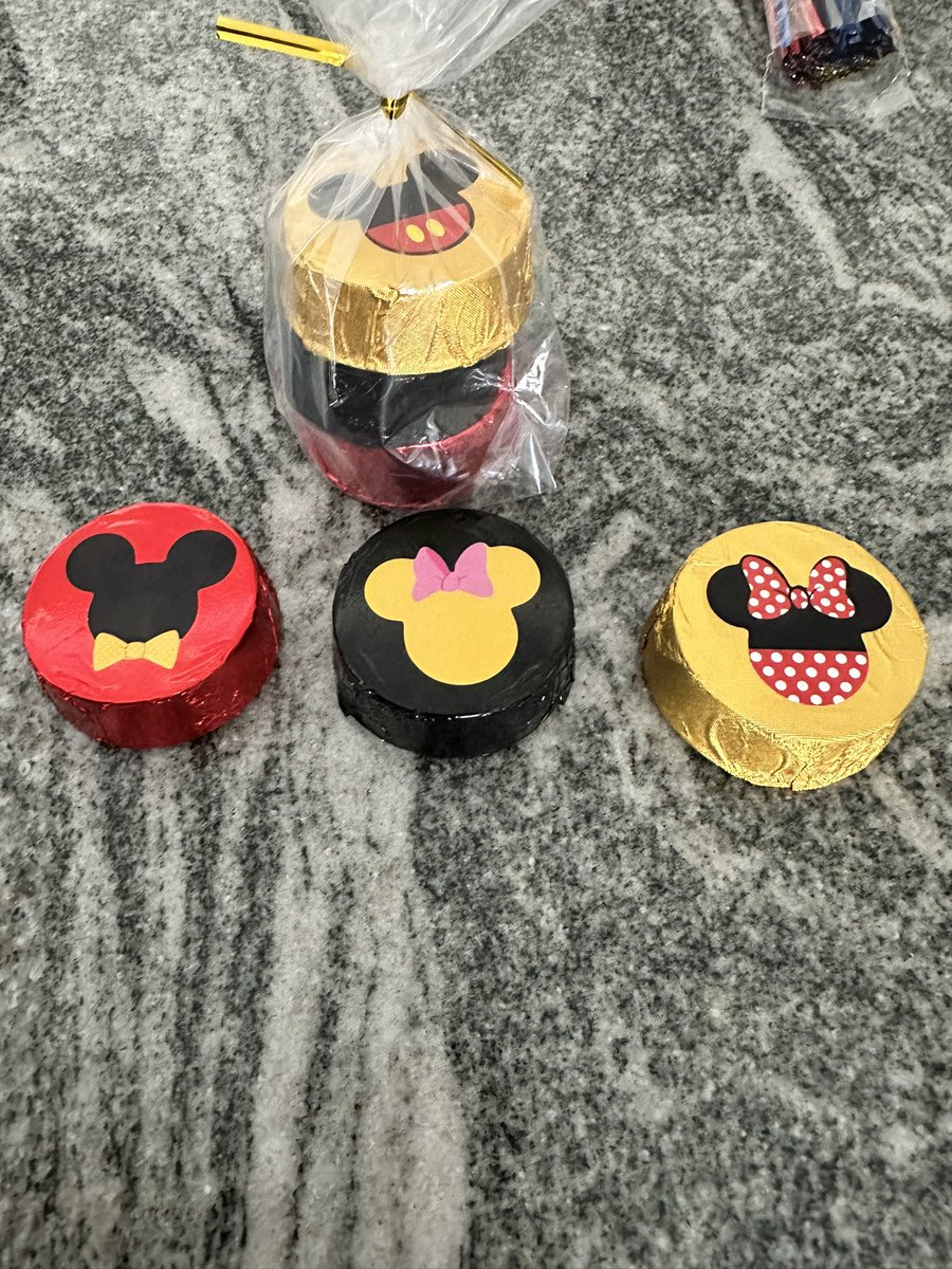 Chocolate covered Oreos are now on the menu! The Salted Caramel are 💣! 😋