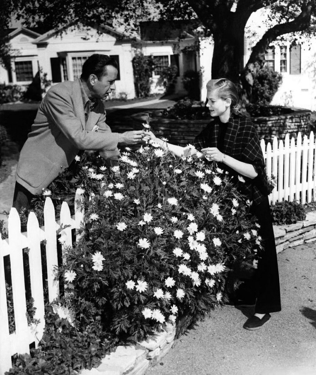 #HumphreyBogart y #LaurenBacall, recién casados, en su casa de Benedict Canyon, Los Ángeles. Los dos actores se casaron en 1945, 18 meses después de conocerse durante el rodaje de #TenerYNoTener (#ToHaveAndHaveNot, 1944), de #HowardHawks. Boggie tenía 45 años y la Mirada 20 años.