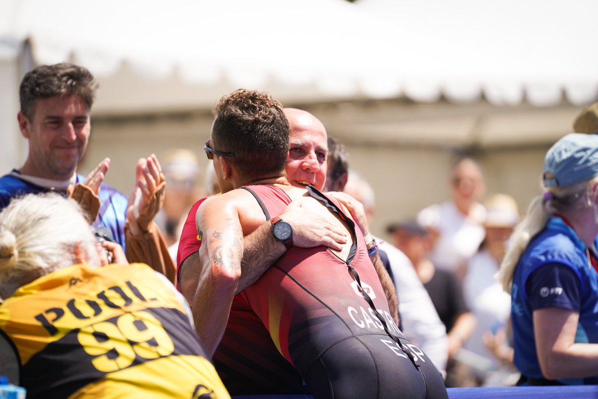 davidcastrotri's tweet photo. Muchas emociones ahora mismo…
Gracias, fue increible ❤️.
🤹
📸 @bertab.c @triatlonsp https://t.co/g9ZTZr1R1d