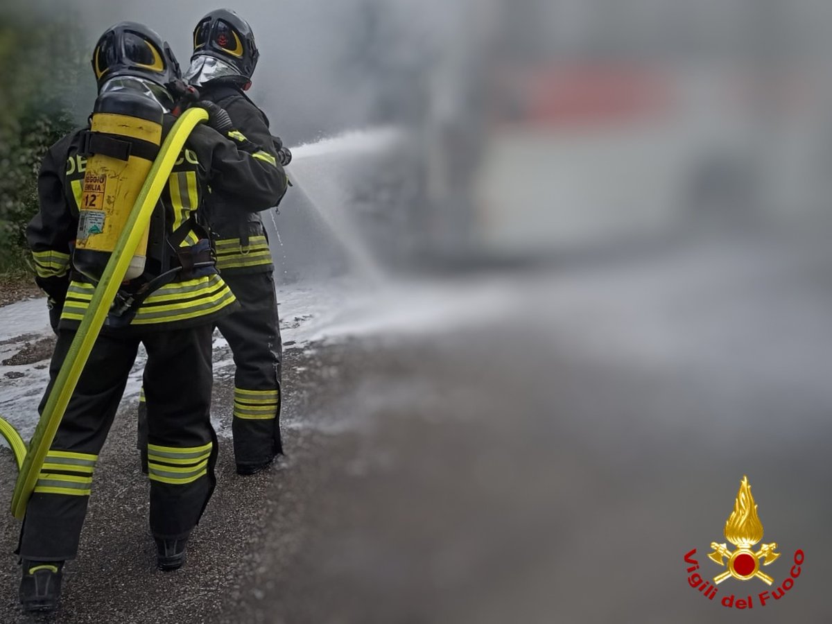 Questione di lavoro di squadra: il primo #vigiledelfuoco attacca le fiamme con il naspo antincendio, il collega dietro fa assistenza e controlla che la tubazione non crei problemi ai movimenti del primo

#vigilidelfuoco