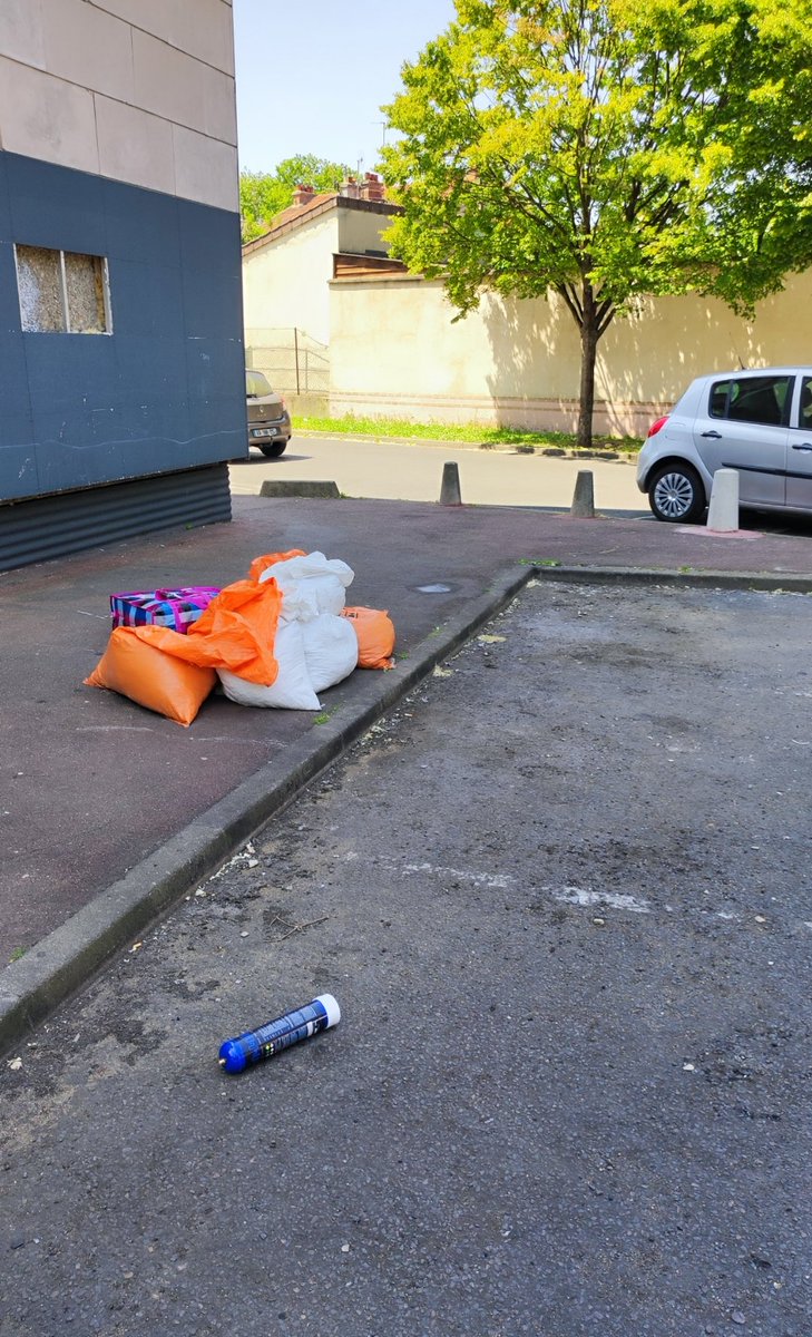 J75Graham's tweet photo. Bjr @AuberOPH, @francletkarine,
Parking allée Pierre Prual > Plots anti stationnement arrachées, barrière du parking découpée, voitures poubelles à l'abandon, déchets, etc...
Vous attendez quoi exactement ?
#saccageaubervilliers 
#saccageparis https://t.co/1i8wkMvnIx