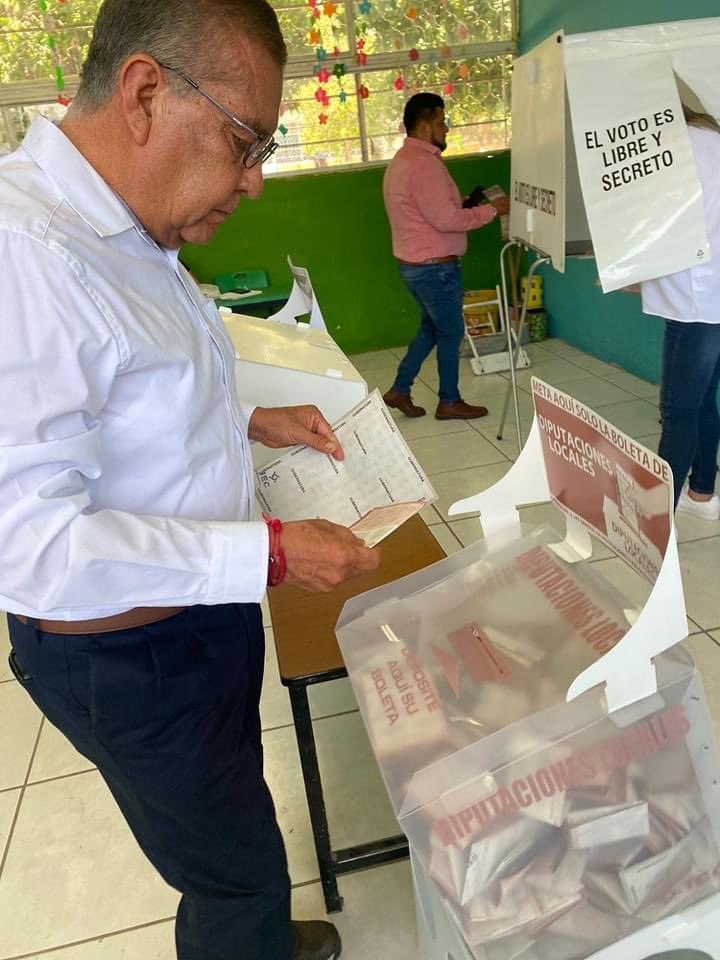 Ejerciendo mi derecho constitucional 🗳️ 👍🏻
Acompañado de mi familia 👨‍👩‍👧‍👦 fuimos a ejercer  nuestro derecho y responsabilidad de votar. Por un #Coahuila mejor
 Puro Pa’ Delante➡️

😃Definitivamente hoy será un gran día‼️