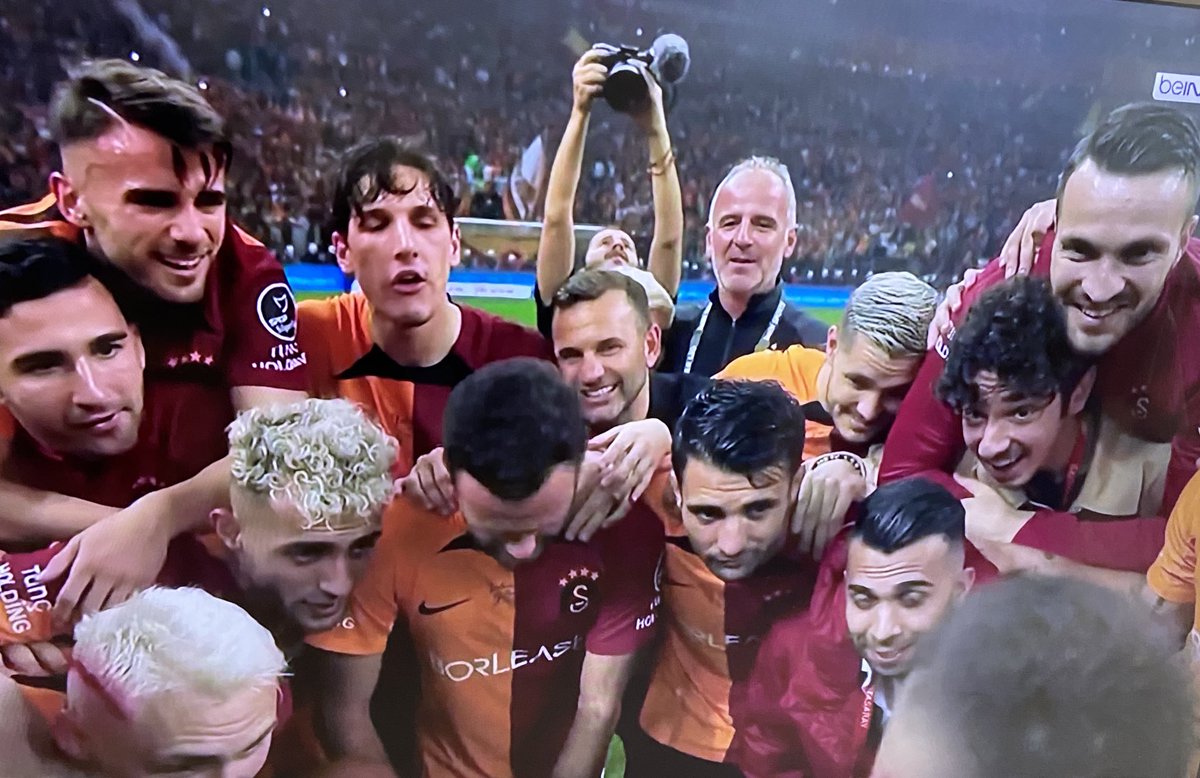 Galatasaray tek antrenman yaptigi ve tum hafta partileyip sarhos takilan oyuncularla Fenerbahceyi 3-0 maglup etti.