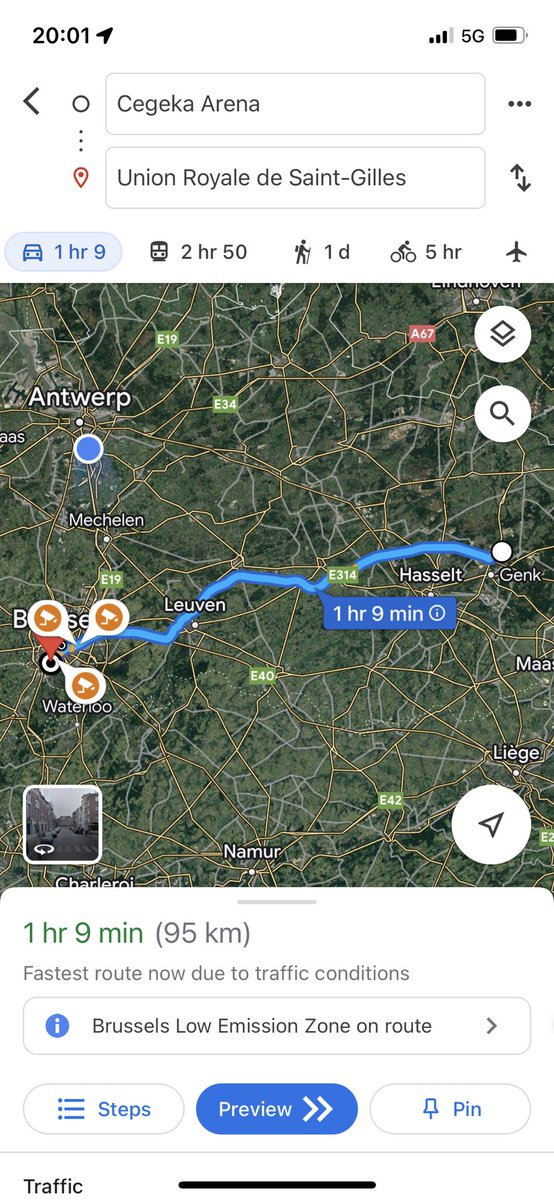 Mannen, wacht ergens halverwege met die trofee en laat die gasten een half uurtje wachten… 😠