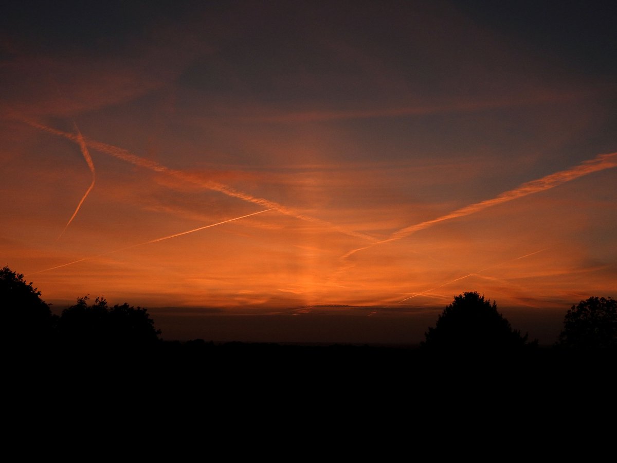 A sun pillar spotted over the Surrey Hills, Surrey, UK, by @mildthing99