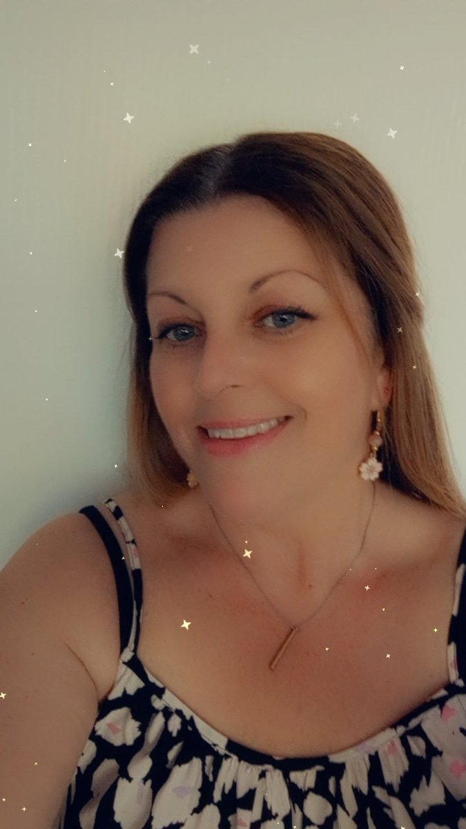 LovesVintage43's tweet photo. Off out tonight and wearing my new Cherry Blossom earrings from @JapanGifts 🌸🌸🌸 #MHHSBD #TheCraftersUK #UKHandmade #shopindie #UKGiftAM #handmadejewellery #goingoutout #CraftBizParty https://t.co/eg69apzyP6