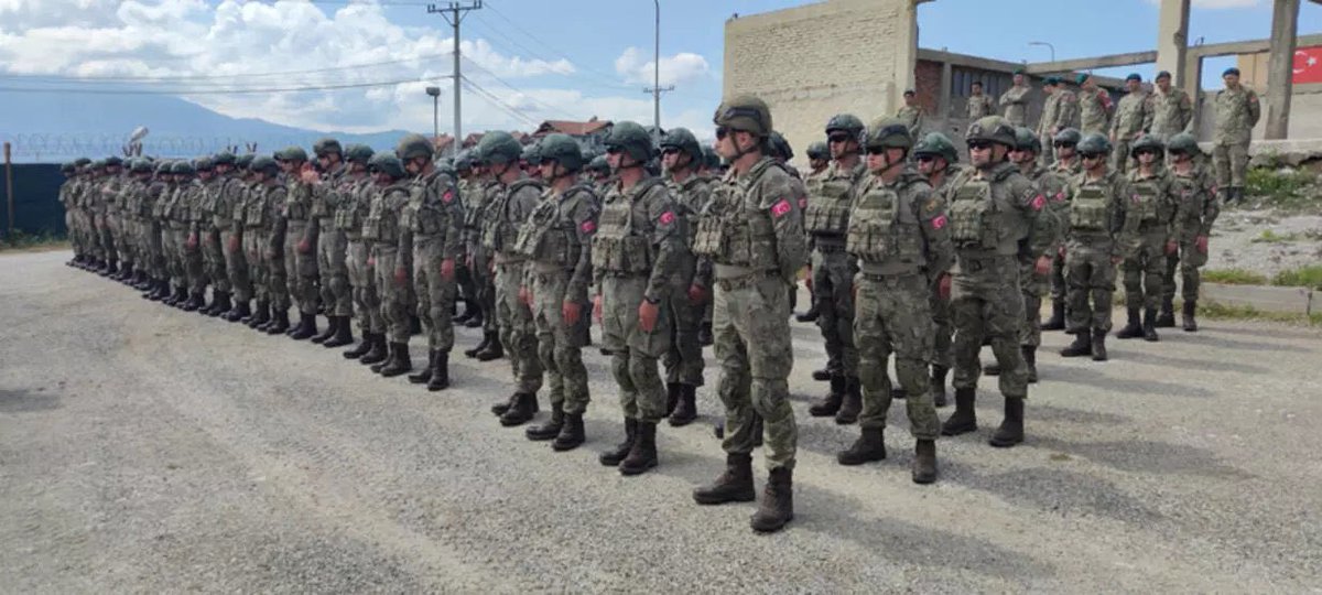 Türk Komandolar Kosova'da
🇹🇷❤🇽🇰

Kosova’da görev yapacak olan 65’inci Mekanize Piyade Tugay Komutanlığı'na bağlı komando taburunun ilk kafilesi 'Kosova Sultan Murat Kışlası'na' ulaştı.

#kosovali #SonDakika #mitrovica #kosova