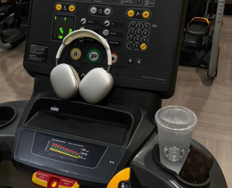 voguevivant's tweet image. 