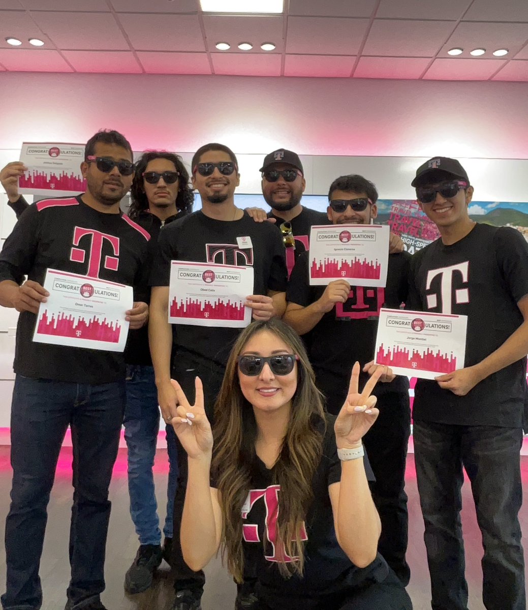 Summer Slayers ready to give our customers the BEST Experience! #TheMagentaExperience 😎 @Riekeberg205