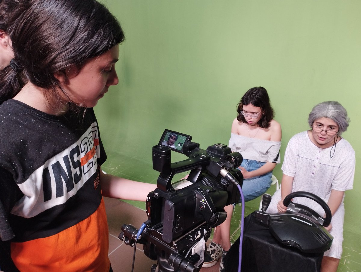 Durante estos últimos meses nuestro alumnado del Laboratorio de Cine ha creado el video “At the corner of the Cities”.

Es un proyecto de Ciudades Creativas de la <a href="/UNESCO/">UNESCO 🏛️ #Education #Sciences #Culture 🇺🇳</a>  que se presentará en Estambul y que ha sido posible gracias al apoyo del <a href="/AyuntamientoVLL/">Ayto. de Valladolid</a> 
Y <a href="/ESISV/">ACEIMAR Escuela Superior de Imagen y Sonido</a>