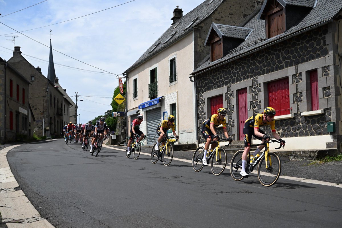 Timing was everything today. Great start <a href="/dauphine/">Tour Auvergne Rhône-Alpes</a> 💪